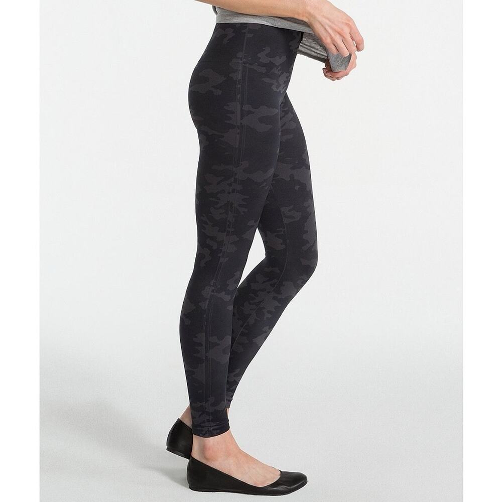 Spanx by Sara Blakely Look At Me Now Seamless Leggings Black Camo Pants Medium